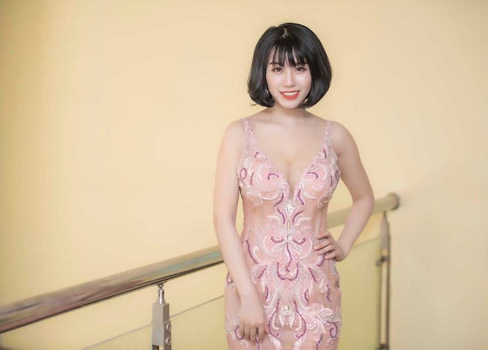 Linh Miu: “Mỗi khi yêu ai, tôi cứ ở riết bên nhà người ta… không về” - 3 Linh Miu thú nhận mình từng bị gạ tình rất nhiều lần.