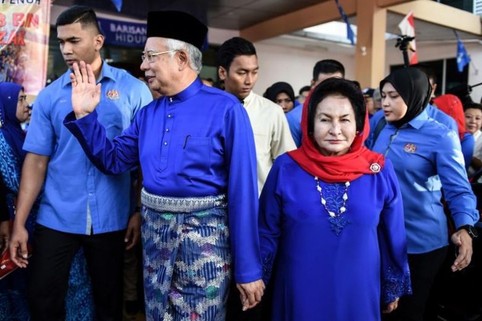Người Malaysia “sốc” vì số của cải giấu trong nhà cựu thủ tướng - 2
Đến nay vợ chồng ông Najib vẫn bác bỏ cáo buộc liên quan đến bê bối tham nhũng 4,5 tỷ USD. (Ảnh: AFP)