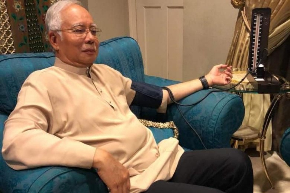 Cựu thủ tướng Malaysia đo huyết áp, cầu nguyện trước khi trình diện cơ quan điều tra - 1
Cựu Thủ tướng Malaysia Najib Razak (Ảnh: Twitter)