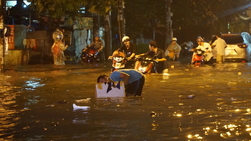 TPHCM: Mưa lớn kéo dài, nhiều tuyến đường ngập qua yên xe máy - 16 TPHCM: Mưa lớn kéo dài, nhiều tuyến đường ngập qua yên xe máy - 16