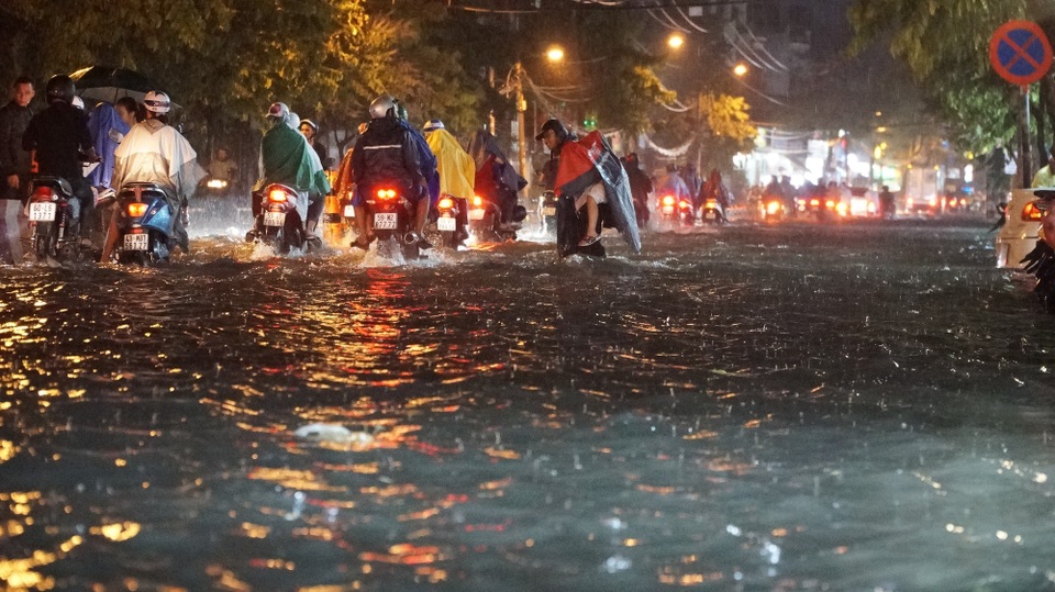 TPHCM: Mưa lớn kéo dài, nhiều tuyến đường ngập qua yên xe máy - 2 Đường Cây Trâm, Gò Vấp bị ngập kéo dài nhiều phương tiện chết máy