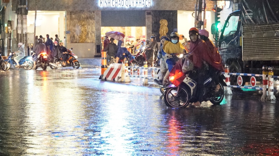 TPHCM: Mưa lớn kéo dài, nhiều tuyến đường ngập qua yên xe máy - 3 Một số quay đầu xe đi đường khác vì lo sợ chết máy