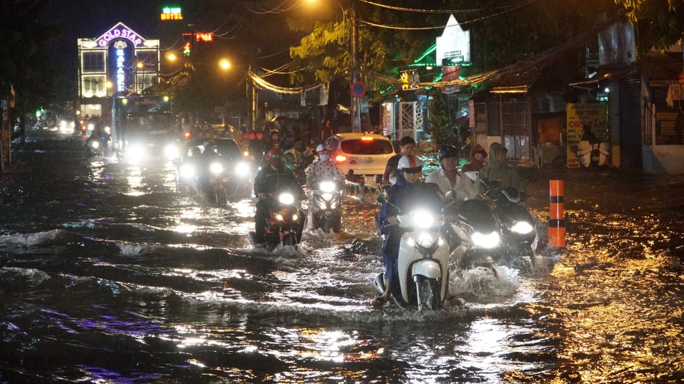 TPHCM: Mưa lớn kéo dài, nhiều tuyến đường ngập qua yên xe máy - 4 Dòng phương tiện rì pô qua con đường ngập
