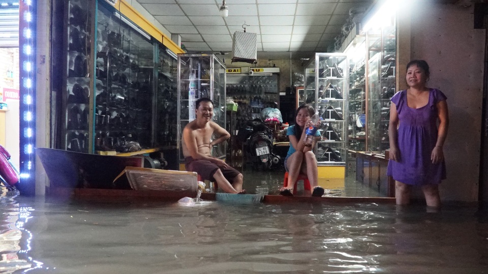 TPHCM: Mưa lớn kéo dài, nhiều tuyến đường ngập qua yên xe máy - 5 Tại đường Phan Huy Ích (Gò Vấp) nước ngập lênh láng kéo dài. Nhiều hộ dân bị nước tràn vào nhà