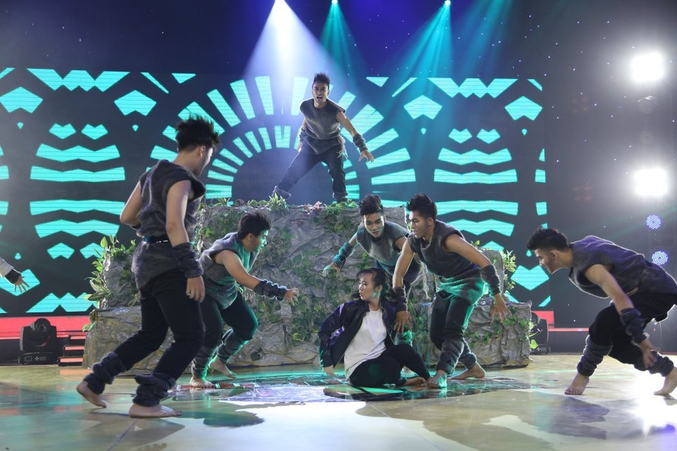 Các chàng trai, cô gái trong nhóm Cửu Long đã thể hiện màn đấu tranh “nãy lửa” giữa cái thiện và cái ác. Nhưng cuối cùng, cái thiện vẫn không thắng nổi. Lý giải về cái kết “sad ending”, thành viên nhóm Cửu Long chia sẻ, xã hội này còn nhiều điều xấu chưa được bài trừ, nhóm muốn mạnh dạn đưa bài biểu diễn để gửi đến thông điệp rằng, mọi người cùng chung tay “đập tan” những điều xấu xa trong cuộc sống để được tốt đẹp hơn.