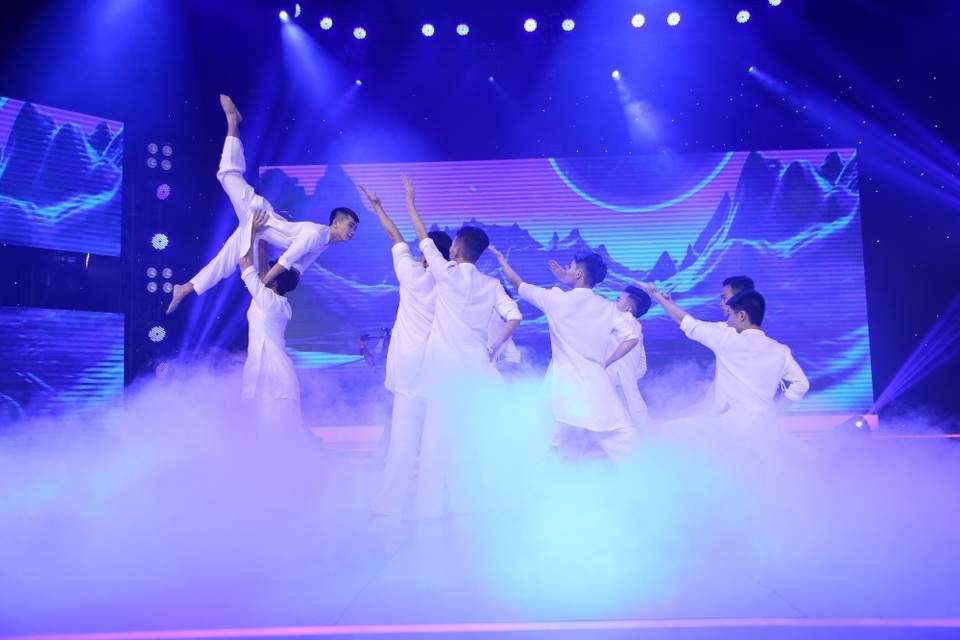 Nhóm IVS tập hợp các chàng trai đến từ trường nôi trú IVS – trường dành cho những học sinh cá biệt, nghiện game. Vượt qua mọi khó khăn, sự khổ luyện và “định kiến” của xã hội về đạo đức IVS đã thật sự chinh phục được ban giám khảo với màn biểu diễn đầy hấp dẫn.