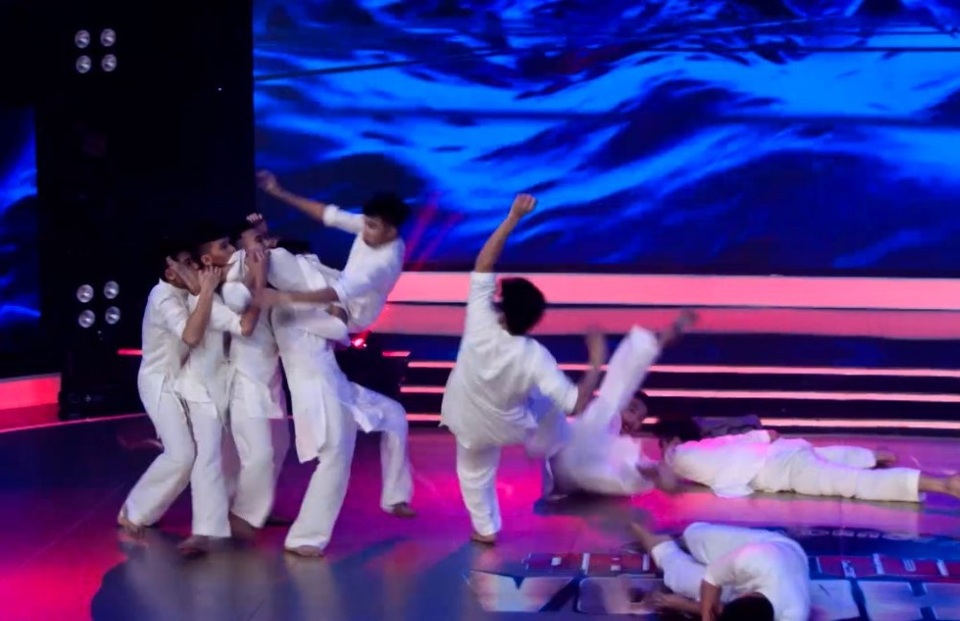 Ấn tượng từ những giây phút đầu tiên, nhóm IVS đã đưa khán giả quay trở về không gian hoài cổ của bài hát vang bóng một thời. Tà áo dài trắng đặc trưng Nam Bộ kết hợp vũ đạo và võ thuật nhuần nhuyễn, uyển chuyển mang đến cho khán giả phần trình diễn đã tai lẫn đã mắt.