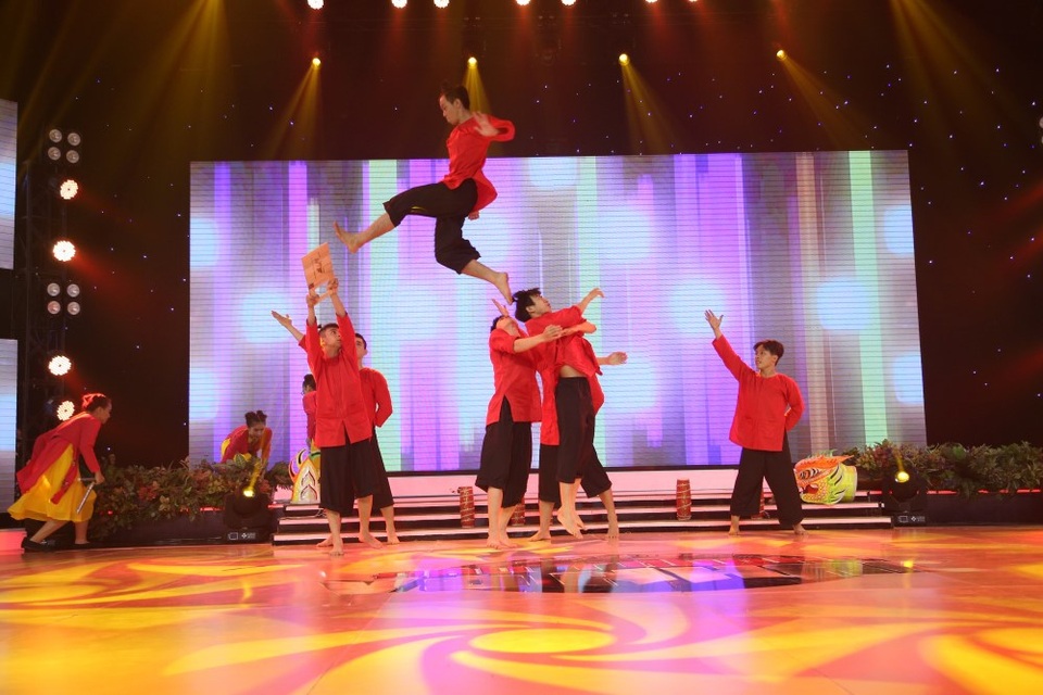 Nhóm Người Anh Em với bài biểu diễn Taekwondo trên nền nhạc dân gian Trống cơm đã khéo léo lồng ghép những nét văn hóa dân gian cùng các động tác vũ đạo, võ thuật đẹp mắt. Phần thi của Người Anh Em đã mang đến những giây phút “không ngừng lắc lư”, thoải mái dành cho khán giả.