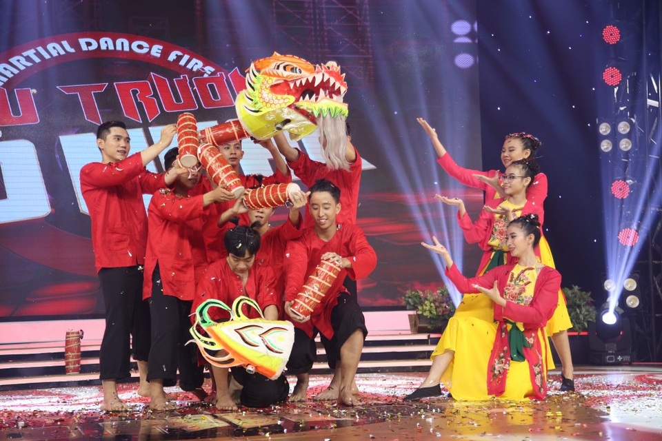 Bên cạnh đó, nhóm còn đầu tư về trang phục và đạo cụ bắt mắt để chuyển tải thông điệp sâu sắc “Tự hào con Rồng cháu Tiên”. Với quyết tâm hướng về những truyền thống, lưu giữ vẻ đẹp của dân gian nhóm Người Anh Em đã chinh phục được Ban giám khảo lẫn khán giả.