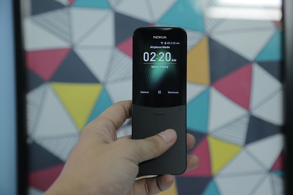 Nắp trượt của thiết bị này dùng để che đậy bàn phím và có thêm chức năng bật tắt cuộc gọi.