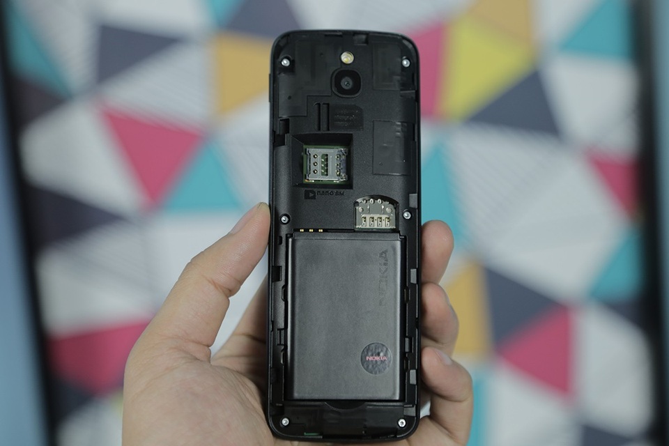 Nắp lưng của máy có thể tháo rời để thay pin, SIM và thẻ nhớ.