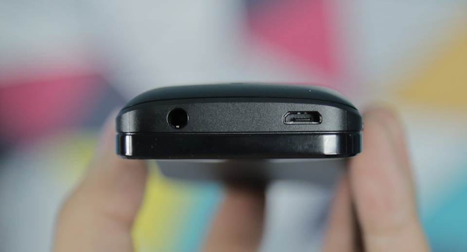 Đỉnh máy tích hợp ngõ ra âm thanh 3.5 mm và cổng sạc microUSB.