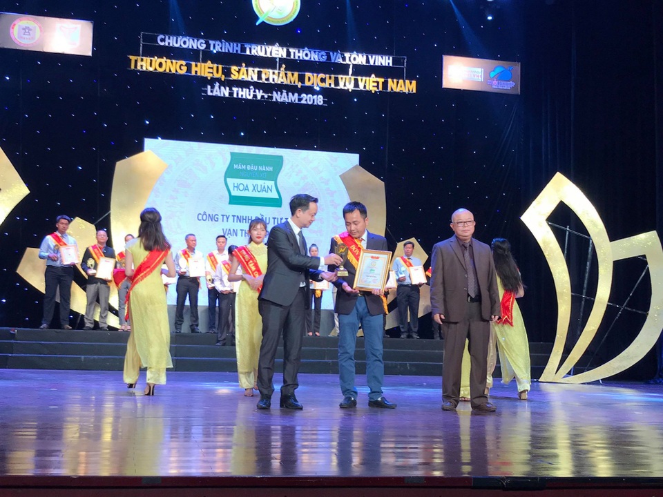 “Mầm Đậu nành Hoa Xuân lot top 100 thương hiệu dẫn đầu Việt Nam 2018” - 1 “Mầm Đậu nành Hoa Xuân lot top 100 thương hiệu dẫn đầu Việt Nam 2018” - 1
