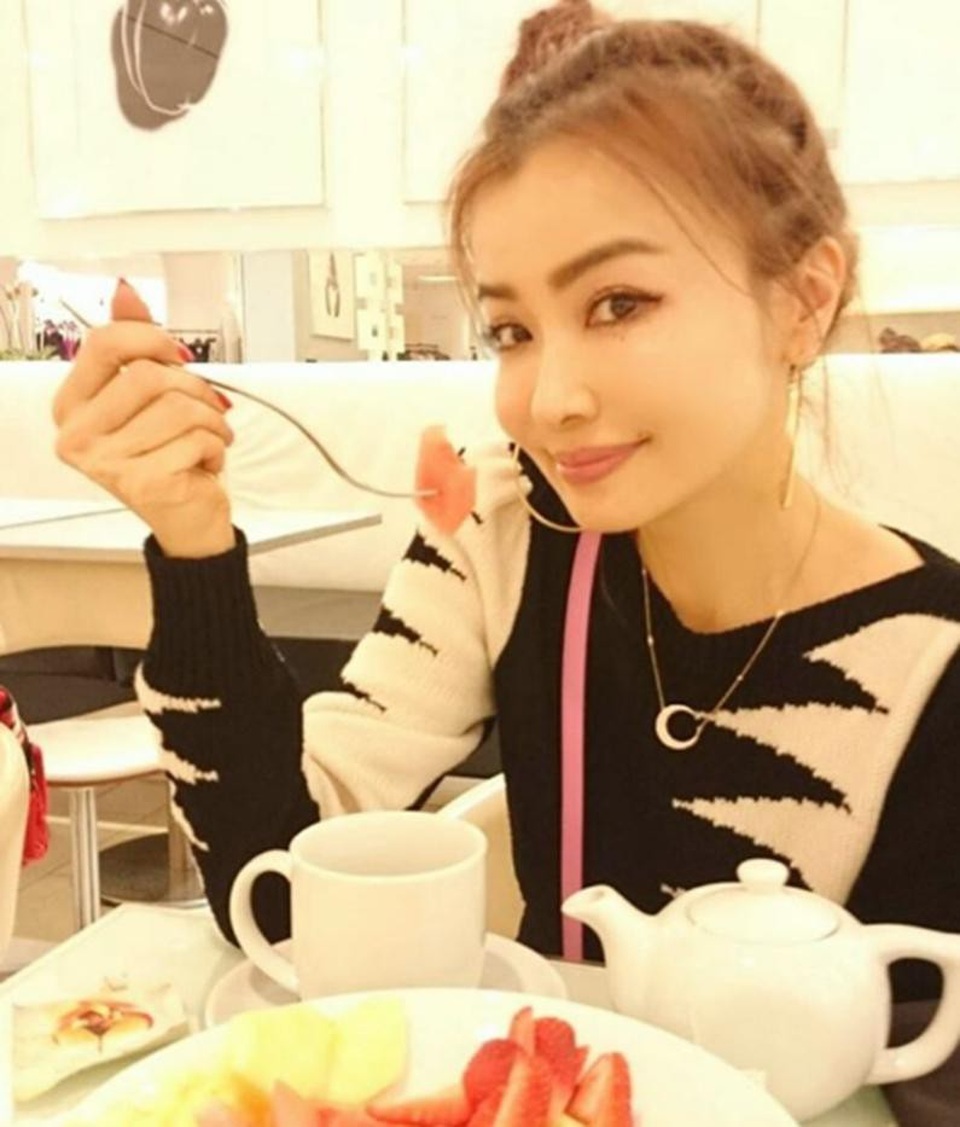Người mẫu 47 tuổi trẻ đẹp, quyến rũ hơn gái đôi mươi - 2 Đi kèm với đó là phong cách trẻ trung, thời thượng