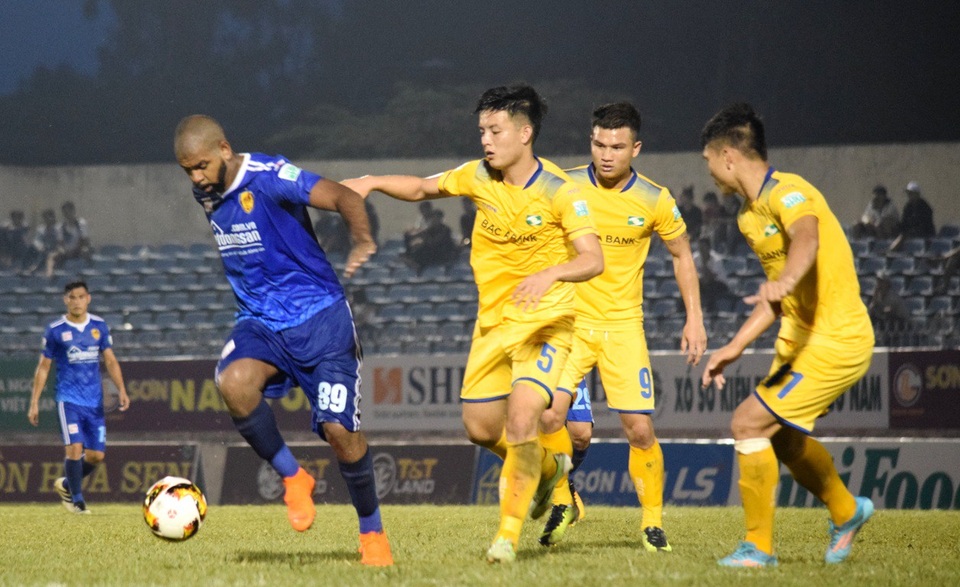 Claudecir (trái) giật lại 1 điểm cho chủ nhà Quảng Nam.