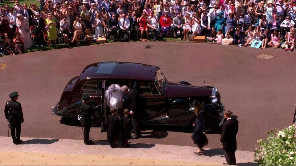 Đám cưới Hoàng tử Harry - Câu chuyện quanh những chiếc xe hoàng gia - 6
Cô dâu Meghan Markle từ trên xe bước xuống (Ảnh: Getty)