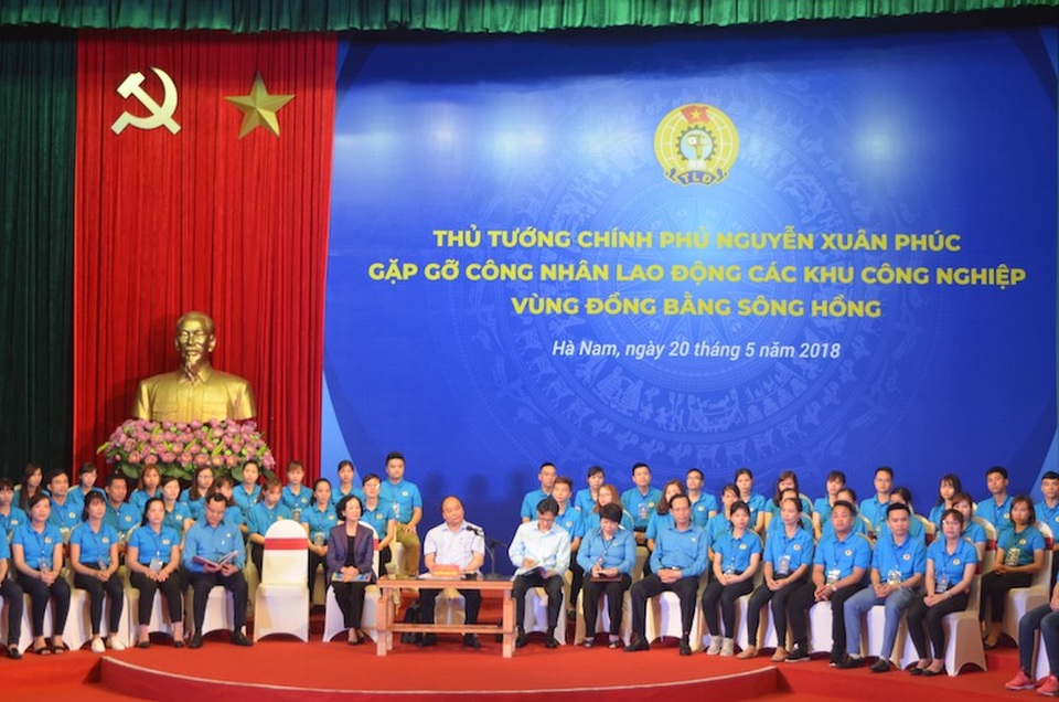 Thủ tướng đối thoại với gần 1.000 công nhân lao động vùng đồng bằng sông Hồng - 1
Thủ tướng Chính phủ Nguyễn Xuân Phúc gặp gỡ công nhân lao động các khu công nghiệp vùng đồng bằng sông Hồng