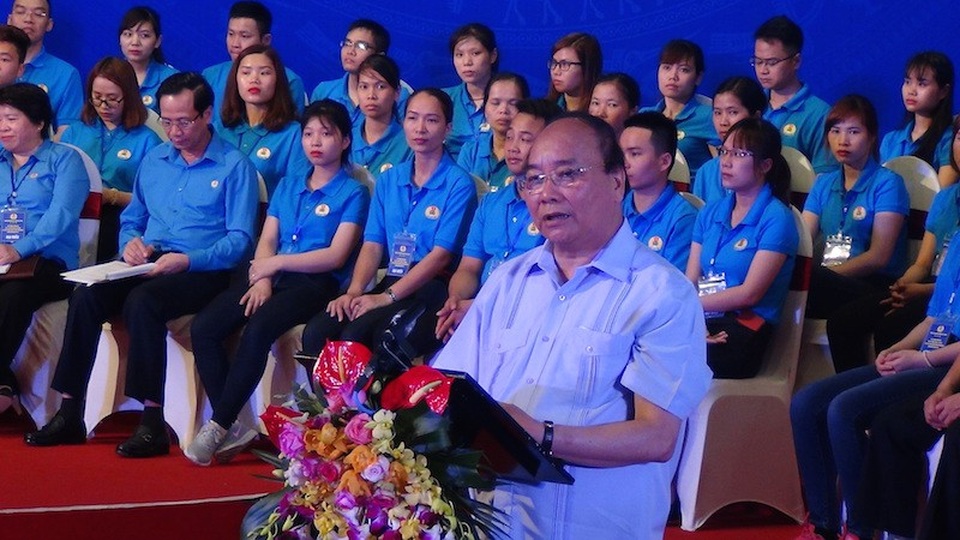 Thủ tướng đối thoại với gần 1.000 công nhân lao động vùng đồng bằng sông Hồng - 3 Thủ tướng Nguyễn Xuân Phúc phát biểu tại buổi gặp gỡ, giao lưu với công nhân