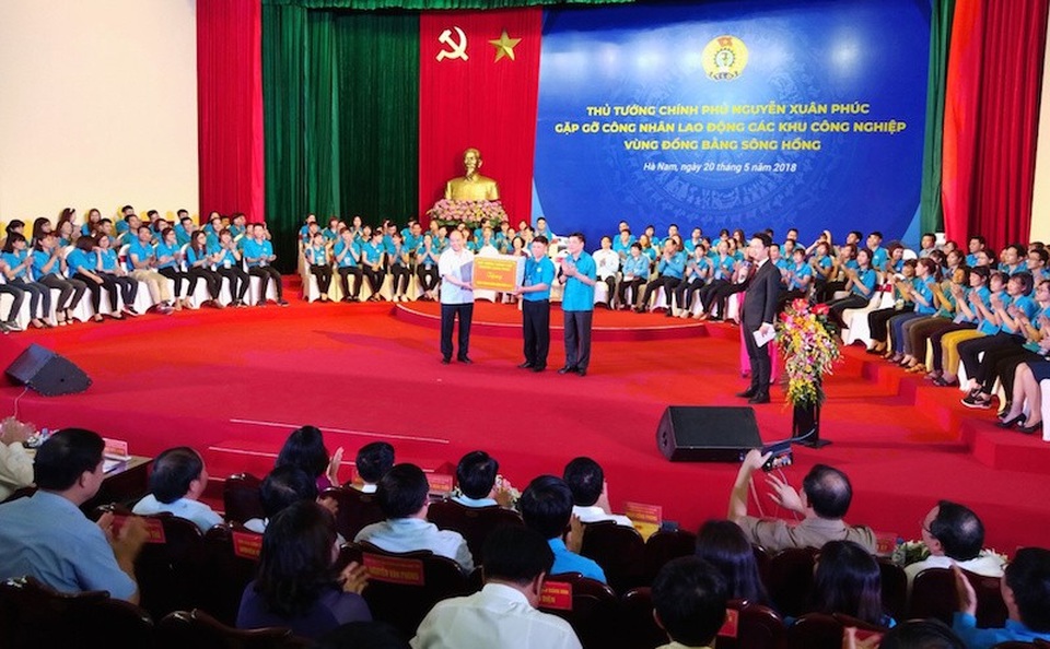 Thủ tướng đối thoại với gần 1.000 công nhân lao động vùng đồng bằng sông Hồng - 5 Thủ tướng Chính phủ Nguyễn Xuân Phúc và Chủ tịch TLĐLĐVN tặng bộ máy vi tính cho công nhân Vũ Xuân Đạt.