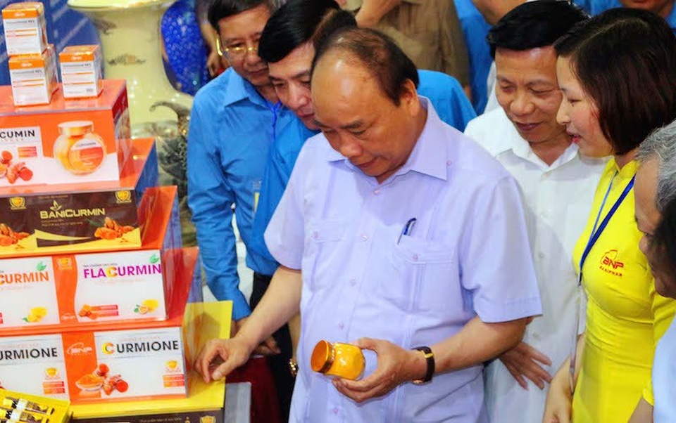 Thủ tướng đối thoại với gần 1.000 công nhân lao động vùng đồng bằng sông Hồng - 2 Trước lúc diễn ra buổi đối thoại với CNLĐ Thủ tướng đã dành thời gian thăm các gian hàng trưng bày sản phẩm trong triển lãm, nghe giới thiệu về sản phẩm, trò chuyện và khích lệ tinh thần lao động sáng tạo của chủ nhân các sản phẩm tiêu biểu.