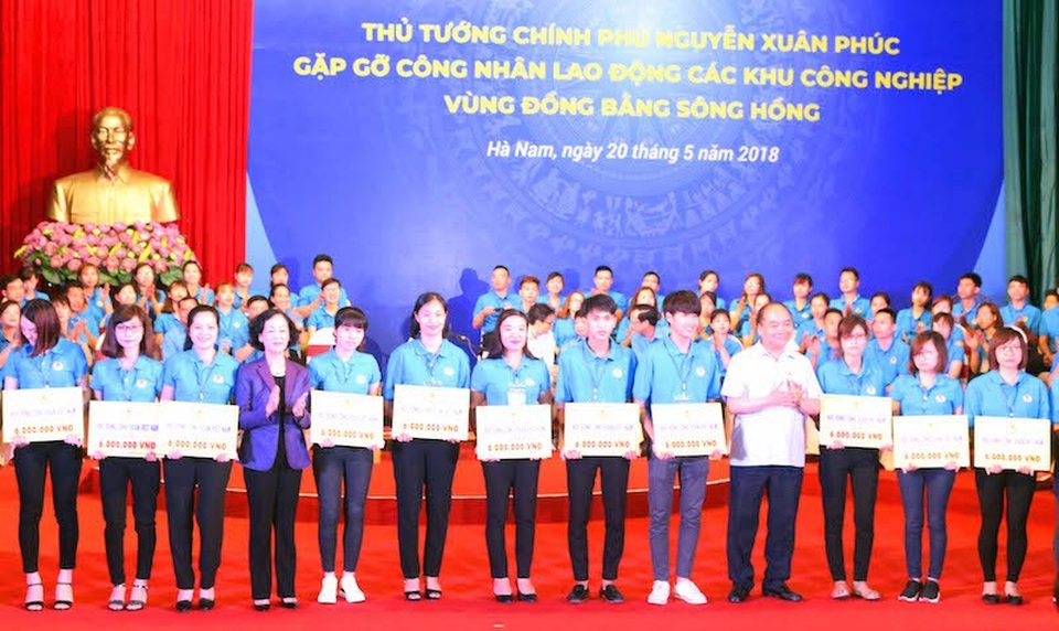 Thủ tướng đối thoại với gần 1.000 công nhân lao động vùng đồng bằng sông Hồng - 6 Thủ tướng Nguyễn Xuân Phúc và Chủ tịch TLĐLĐVN Bùi Văn Cường trao học bổng cho 65 công nhân đang làm việc tại các doanh nghiệp của 11 tỉnh đồng bằng sông Hồng