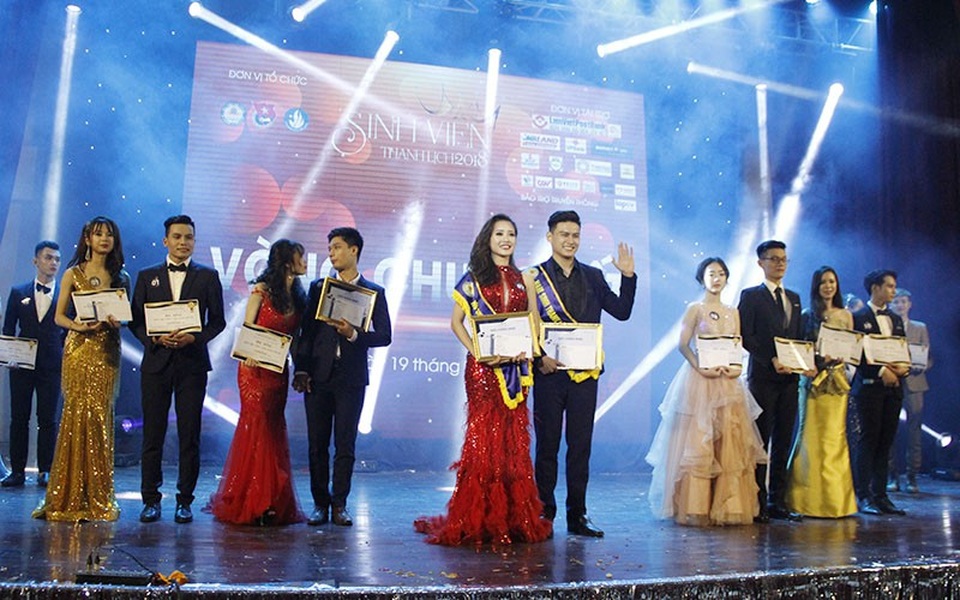 Nam vương và Hoa khôi Học viện Tài chính giây phút được xướng tên