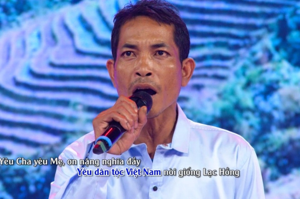 Nghị lực phi thường của chàng trai Ê Đê bị khiếm thị, sống hiếu thảo - 4 Anh I Cũ Bkrông trên sân khấu chương trình Hát mãi ước mơ.