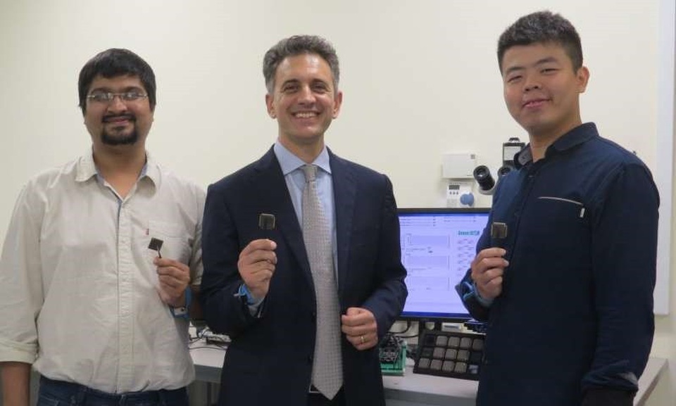 Vi chip thông minh có thể tự khởi động và hoạt động khi hết pin - 1
BATLESS, một vi mạch thông minh được phát triển bởi một nhóm các nhà nghiên cứu dẫn đầu bởi Phó Giáo sư Massimo Alioto (người đứng giữa) từ Khoa Kỹ thuật của Đại học Quốc gia Singapore, có thể tự khởi động và tiếp tục hoạt động ngay cả khi hết pin.