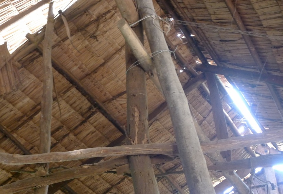 Bố mẹ mắc bệnh hiểm nghèo, 3 con thơ đói khát trong căn nhà sắp sập - 4 Cột kèo mối xông hư hỏng hết, anh Danh Tước phải dùng dây kẽm buộc lại như thế này