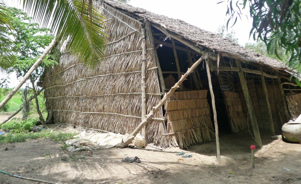 Bố mẹ mắc bệnh hiểm nghèo, 3 con thơ đói khát trong căn nhà sắp sập - 3 Hiện tại, căn nhà lá che nắng che mưa của gia đình anh Danh Tước phải chống đỡ tứ phía thế này