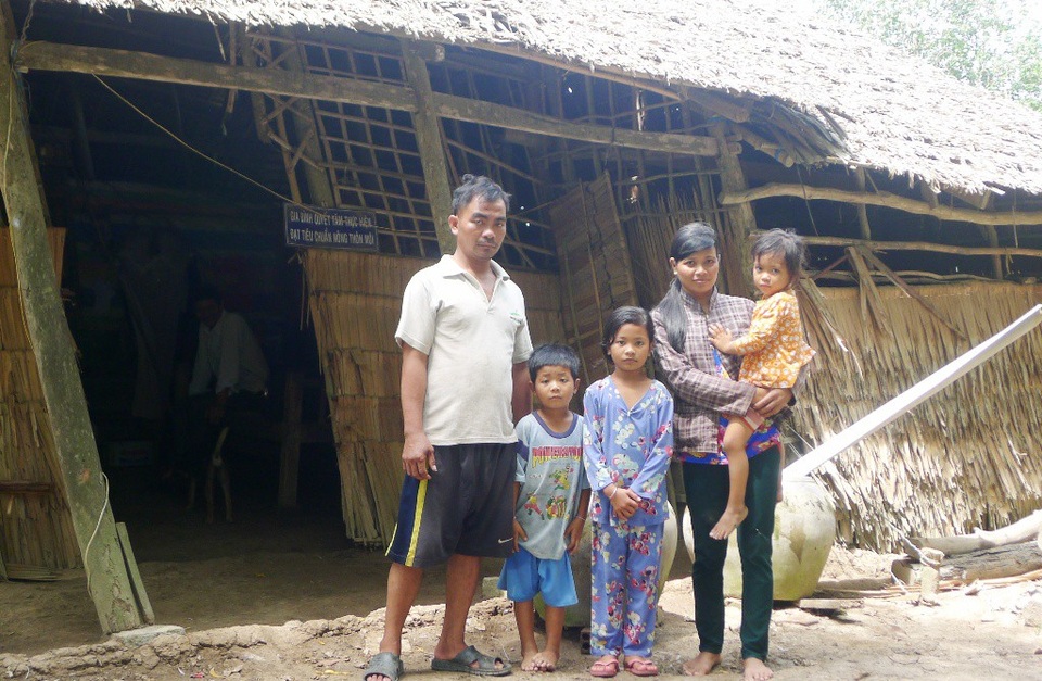 Bố mẹ mắc bệnh hiểm nghèo, 3 con thơ đói khát trong căn nhà sắp sập - 1
Khi còn khỏe mạnh, anh Danh Tước đi lái máy cày, tiền công nuôi sống được 2 vợ chồng và 3 đứa con. Nhưng từ khi anh bị bệnh, gia đình anh lâm vào hoàn cảnh vô cùng khó khăn