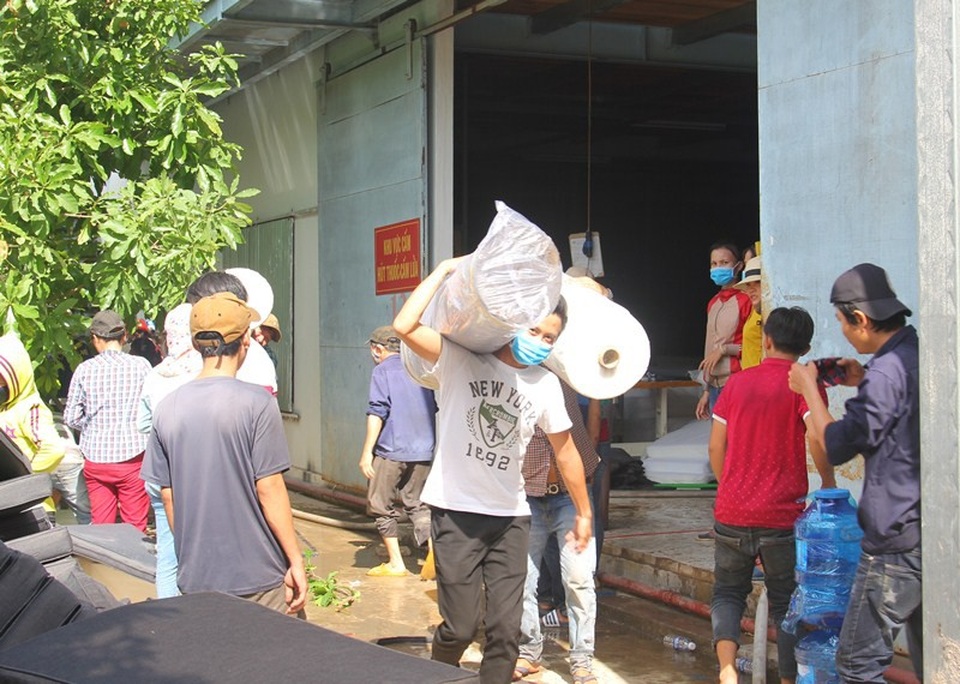 Cận cảnh vụ cháy kinh hoàng khiến 100 tỷ đồng thành tro bụi - 4
Công nhân tham gia sơ tán hàng hóa.
