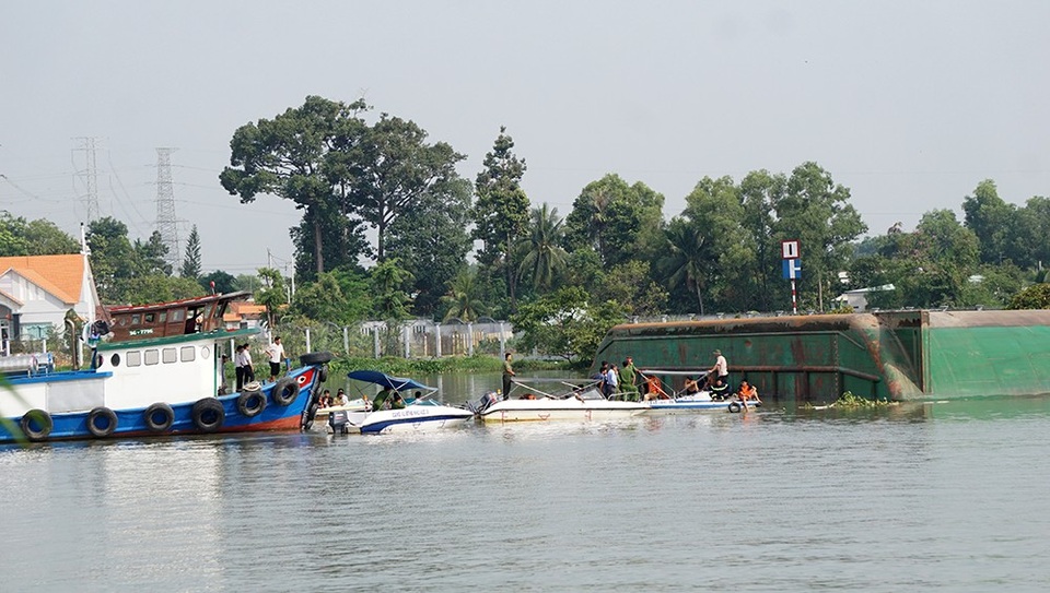 Hiện trường vụ sà lan nghìn tấn lật úp trên sông Đồng Nai khiến 3 người thiệt mạng.
