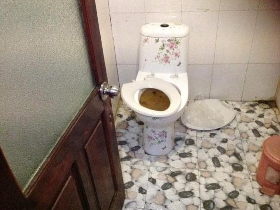 Khách Tây “chưng hửng” vì ảnh quảng cáo du thuyền Hạ Long khác xa thực tế - 3 Hình ảnh thực tế trong nhà WC trên thuyền mà nhóm du khách người Australia gặp phải