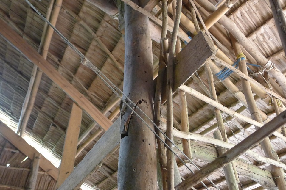 Bố mẹ mắc bệnh hiểm nghèo, 3 con thơ đói khát trong căn nhà sắp sập - 8 Không biết căn nhà của anh Danh Tước có chịu đựng qua mùa mưa này?