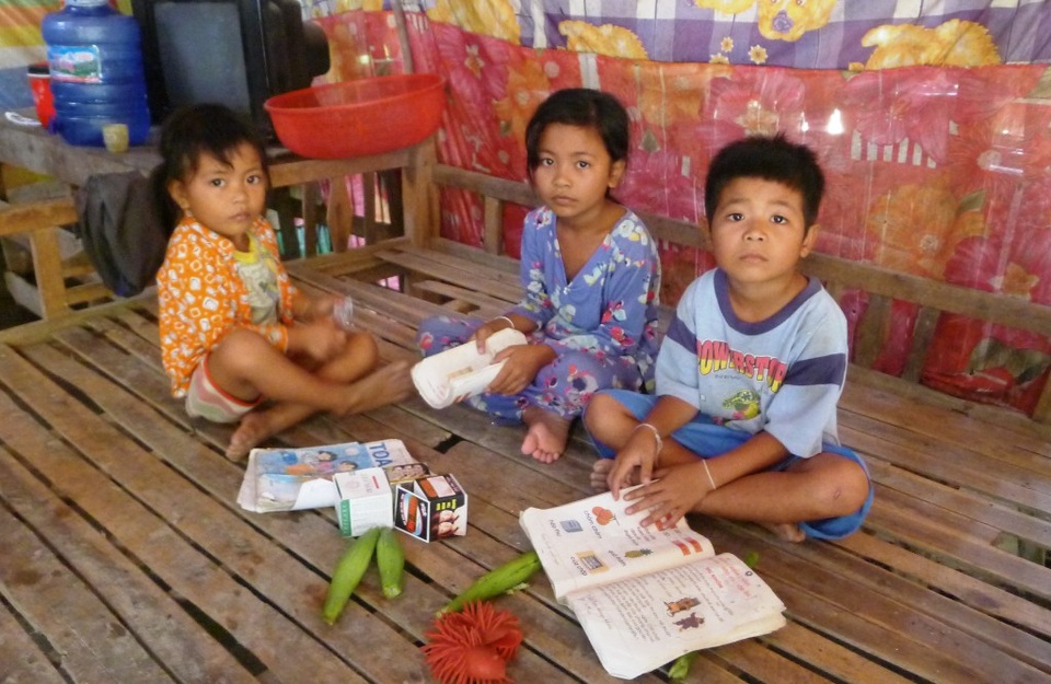 Bố mẹ mắc bệnh hiểm nghèo, 3 con thơ đói khát trong căn nhà sắp sập - 7 Dù bé Thị Xuân còn rất nhỏ nhưng Xuân biết chăm em những khi cha mẹ vắng nhà