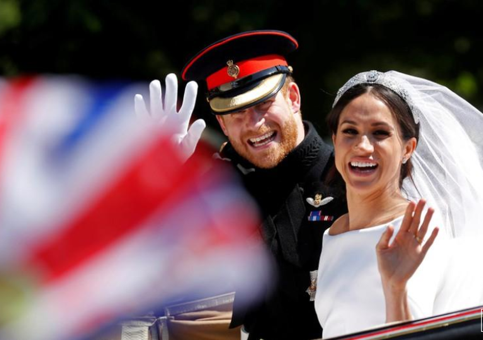 Anh công bố ảnh cưới chính thức của Hoàng tử Harry - Công nương Meghan - 1 Hoàng tử Harry và cô dâu Meghan vẫy tay chào người hâm mộ khi rời lâu đài Windsor sau hôn lễ (Ảnh: Reuters)