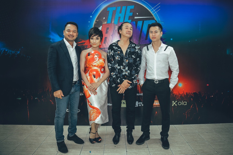 Giám đốc sản xuất Nguyễn Thùy Dương cùng ban giám khảo cuộc thi.