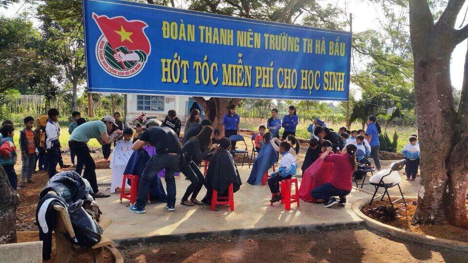 Nhóm bạn trẻ cao nguyên cắt tóc miễn phí cho học sinh nghèo, người khuyết tật - 1 Hội cắt tóc từ thiện đã đến với những học sinh nghèo ở vùng khó