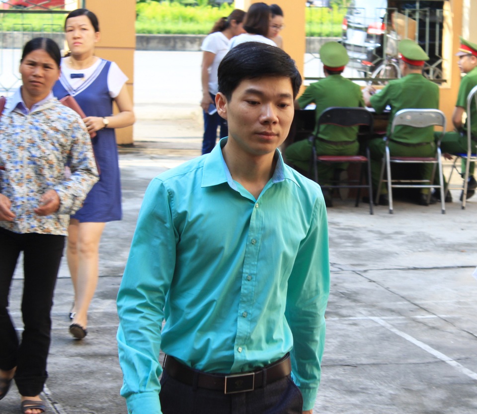 Xử vụ chạy thận tử vong: Người nhà nạn nhân từng bị ép ký đơn không kiện tụng? - 2 Bác sĩ Hoàng Công Lương đến toà sáng nay 21/5 (Ảnh: Trần Thanh)