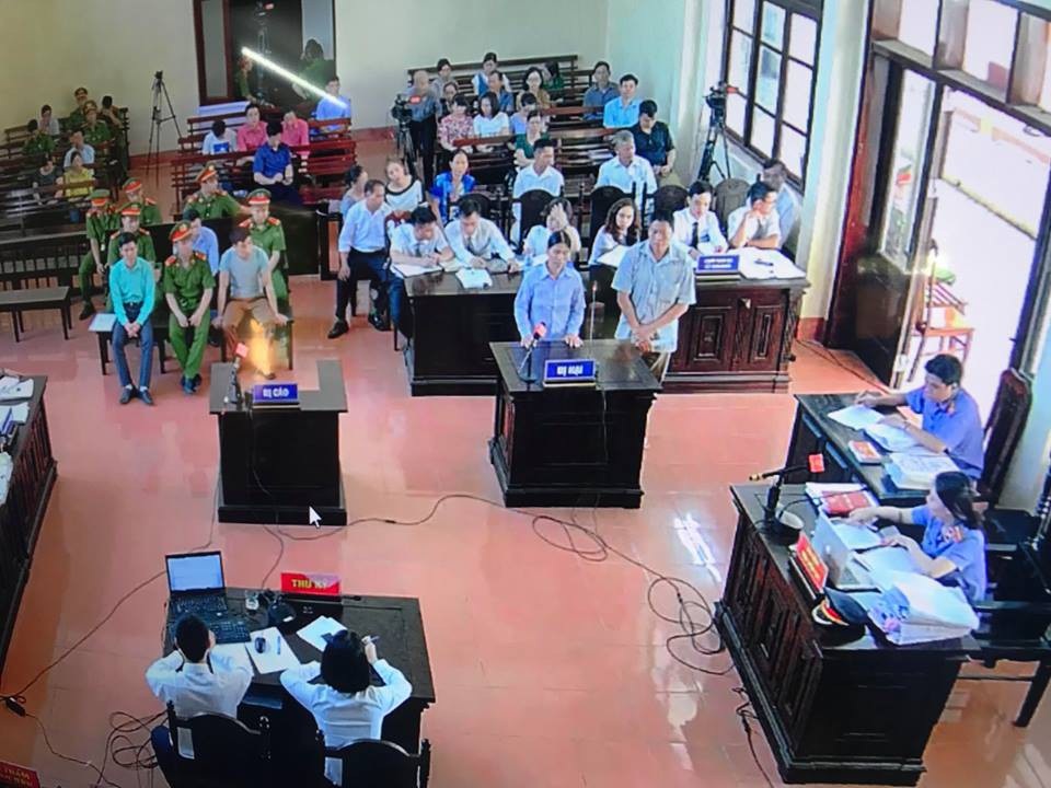 Xử vụ chạy thận tử vong: Người nhà nạn nhân từng bị ép ký đơn không kiện tụng? - 1 Người nhà các nạn nhân trả lời HĐXX trong phiên làm việc sáng nay 21/5.