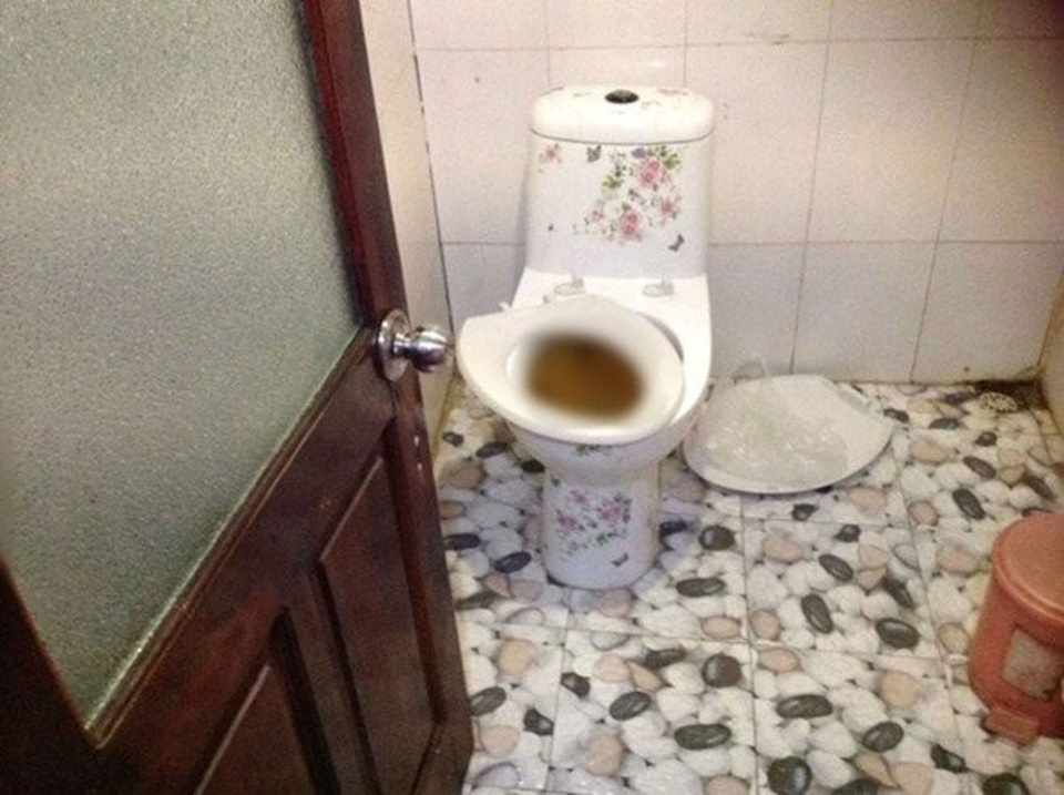 Yêu cầu doanh nghiệp xin lỗi, bồi thường du khách sau "chuyến đi kinh hoàng" của khách Tây - 2 Phòng tắm có nhà vệ sinh bị tắc và hỏng. Ảnh: Facebook/Lynne Ryan