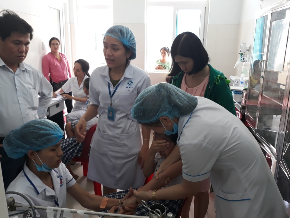 19 học sinh trường tiểu học Trần Phú nghi bị ngộ độc do uống trà sữa đang được điều trị tại bệnh viện Sản - Nhi Quảng Ngãi