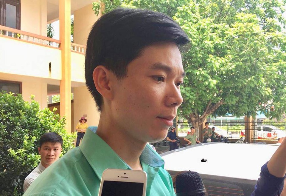 Bị cáo Hoàng Công Lương trao đổi với báo chí trưa nay (21/5).