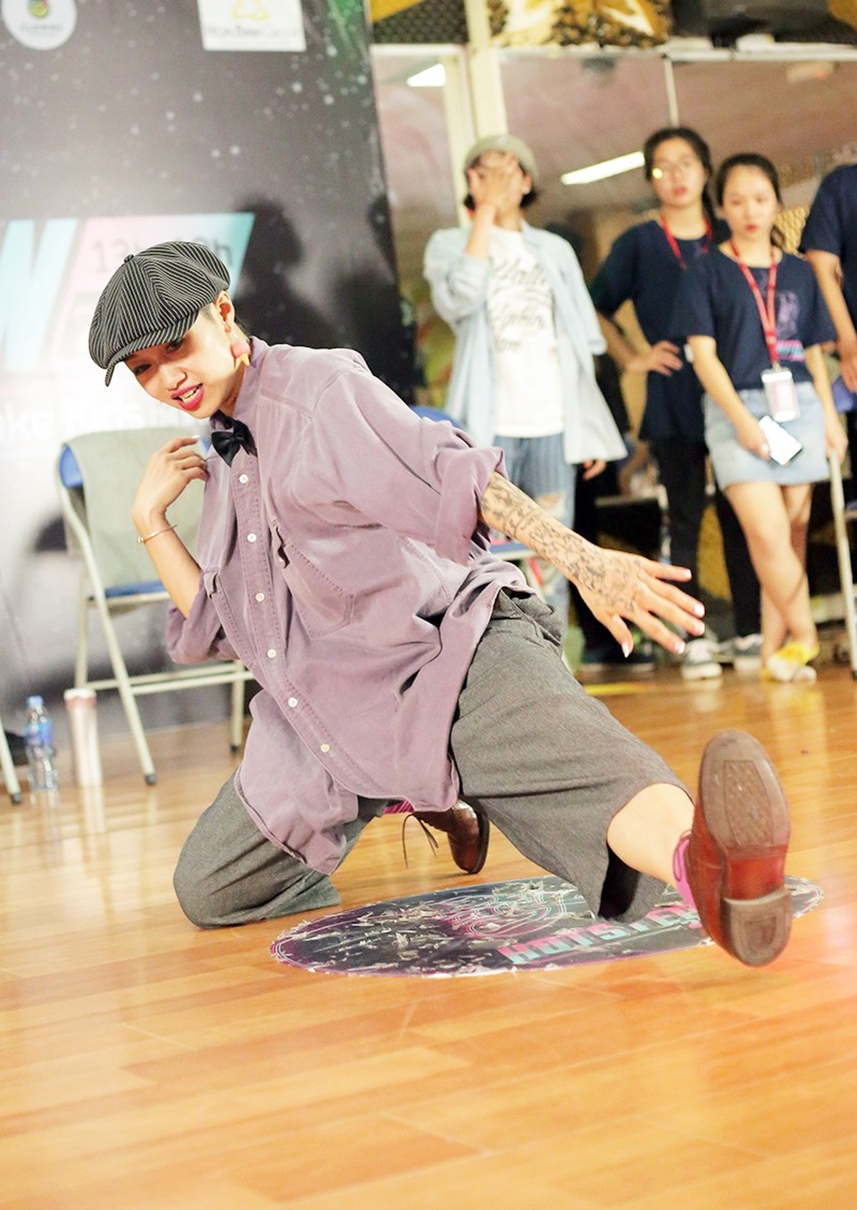 Vũ đạo nóng bỏng của các cô gái khi thi đấu hiphop - 1
Maitinhvi (nhóm Cuncun) trình diễn những bước nhảy đầy kĩ thuật, truyền lửa đến các vũ công trẻ. Tại giải đấu, Mai nắm giữ vai trò giám khảo cùng với CK Hoa Đức Công và 3 vũ công đình đám khác.