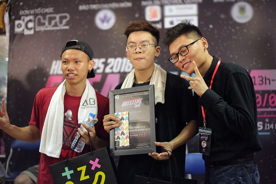 Vũ đạo nóng bỏng của các cô gái khi thi đấu hiphop - 10
Nhóm nhảy xuất sắc nhất là cặp thi Ngô Tự Huy (Crazy Monkey) và Trần Đức Dương (Dương Zuki).