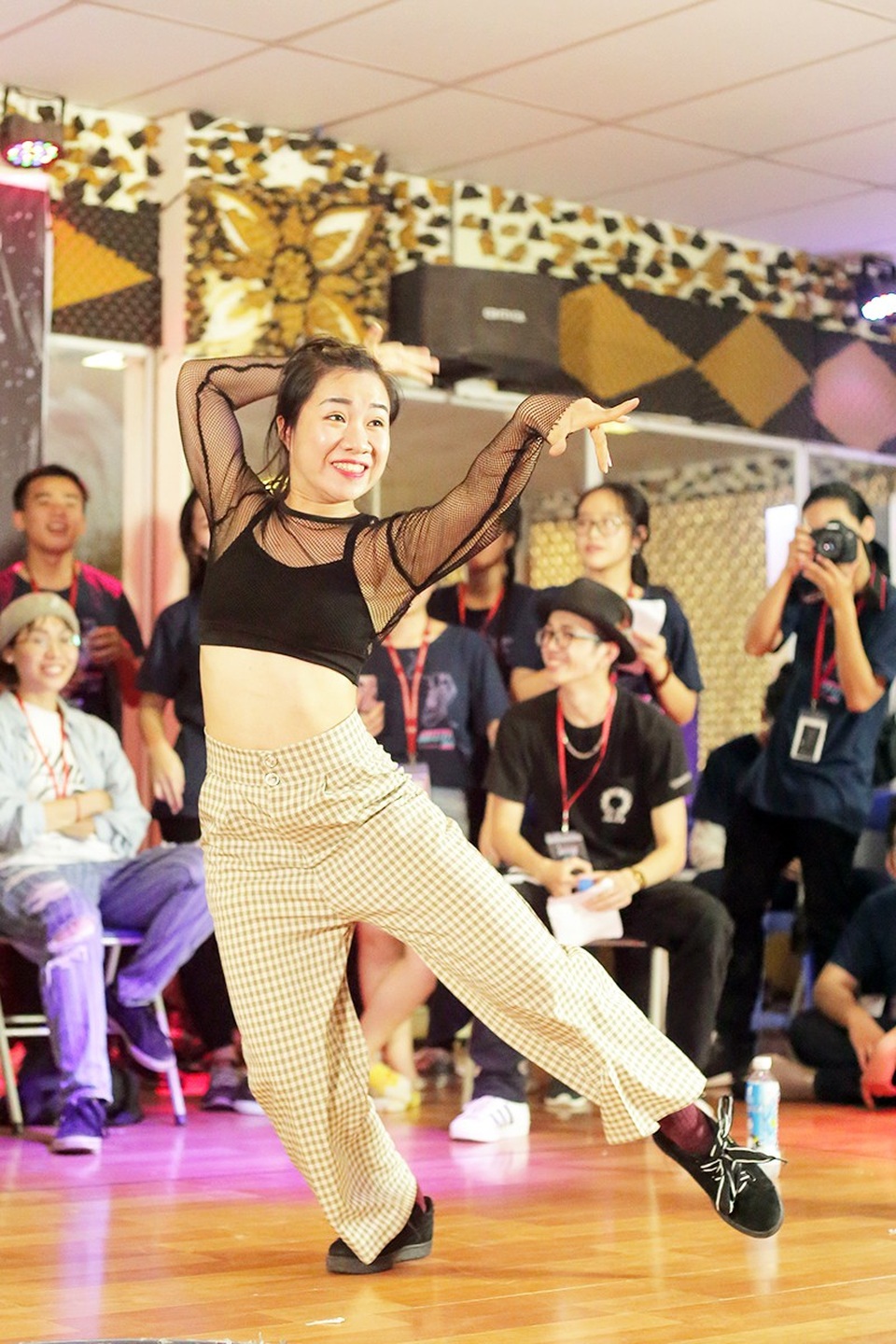 Vũ đạo nóng bỏng của các cô gái khi thi đấu hiphop - 2
Các nữ dancer tự tin trình diễn những vũ đạo nóng bỏng
