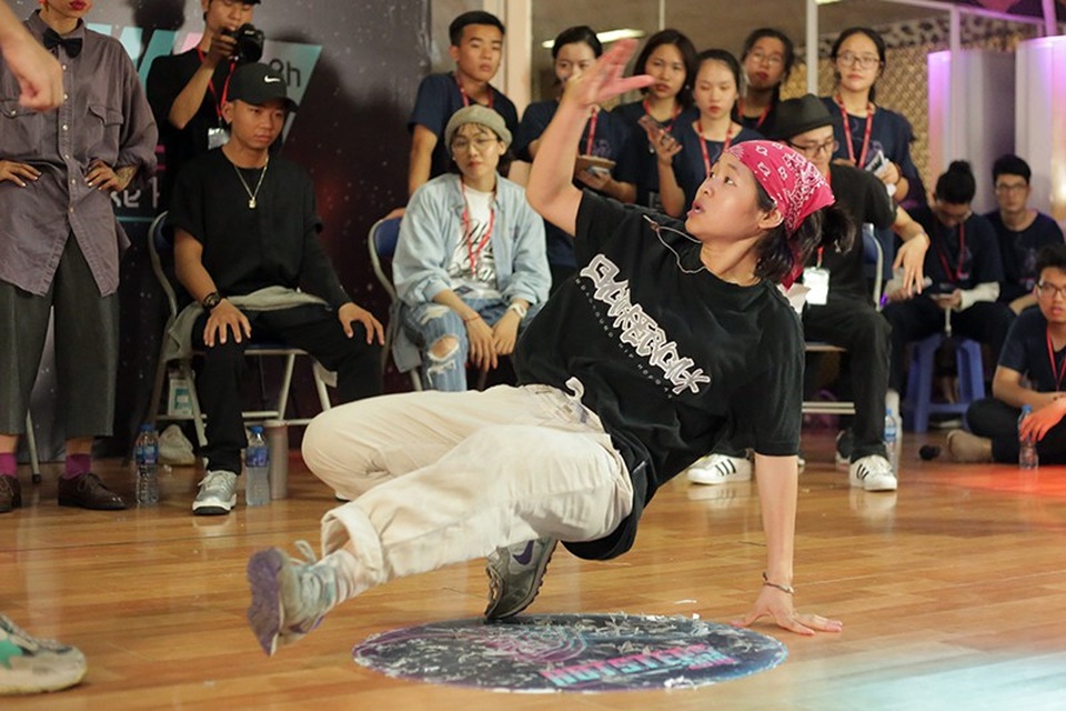 Vũ đạo nóng bỏng của các cô gái khi thi đấu hiphop - 3
... và mạnh mẽ không kém gì các dancer nam