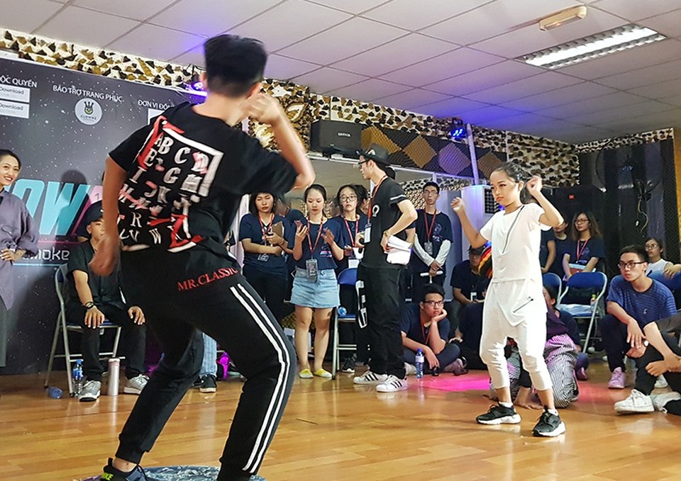 Vũ đạo nóng bỏng của các cô gái khi thi đấu hiphop - 5
Ở nội dung 7 to smoke Kids, các em nhỏ cũng trình diễn những bước nhảy mạnh mẽ, máu lửa không kém các dancer chuyên nghiệp