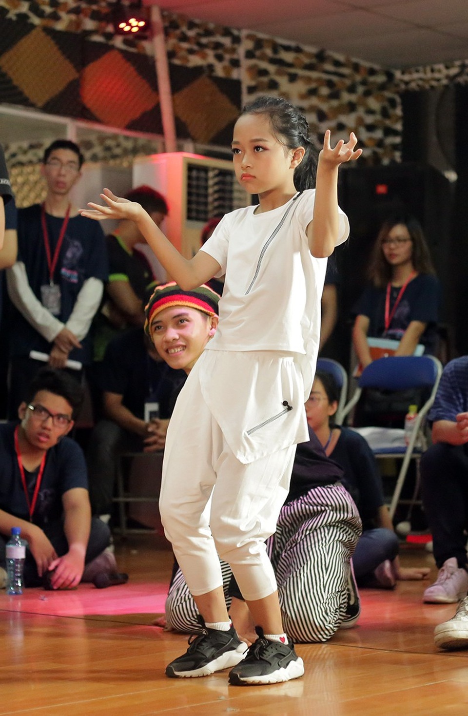 Vũ đạo nóng bỏng của các cô gái khi thi đấu hiphop - 6
Thần thái sân khấu đầy chuyên nghiệp